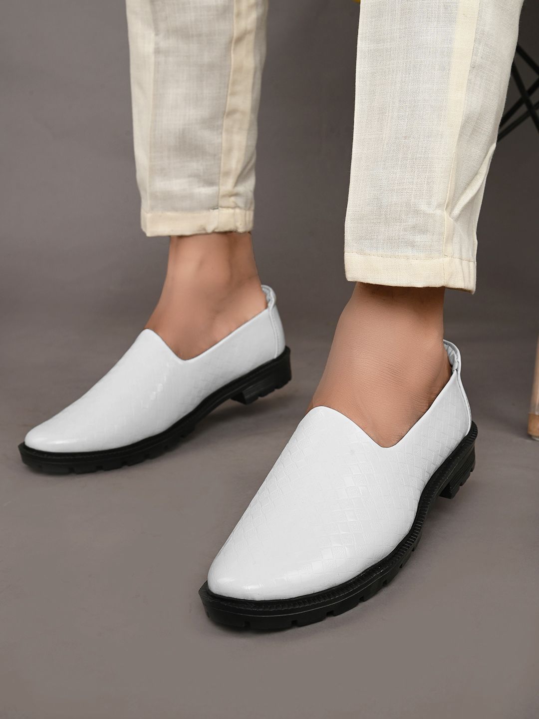 Woakers Men Textured Round Toe Formal Loafers