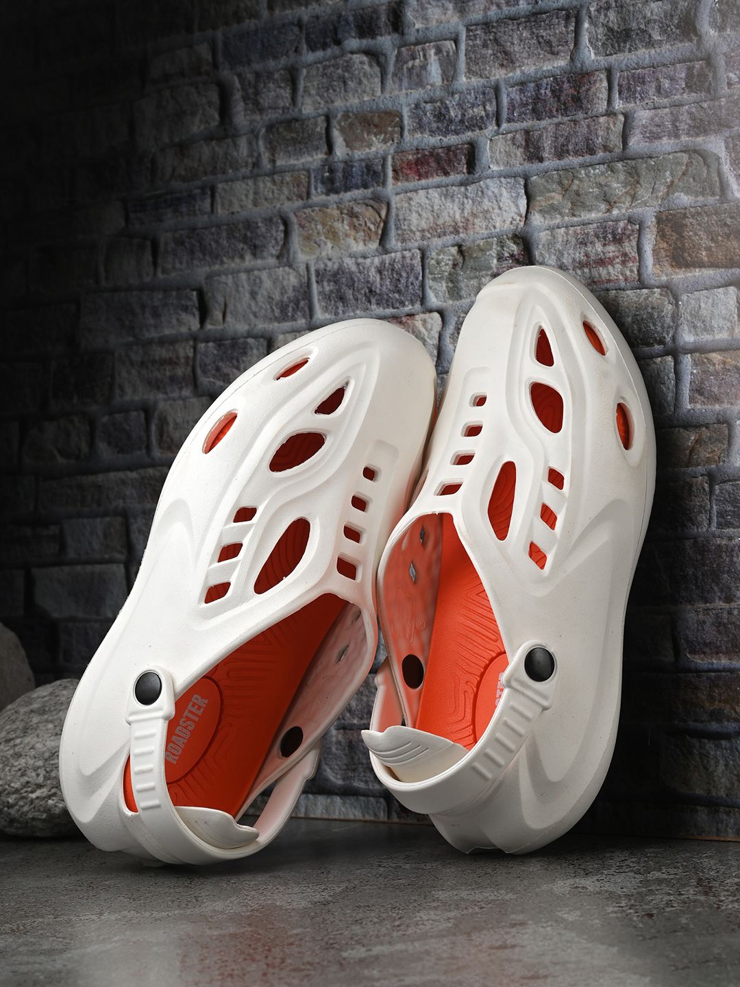 The Roadster Lifestyle Co. Men White Cushioned Comfort Clogs