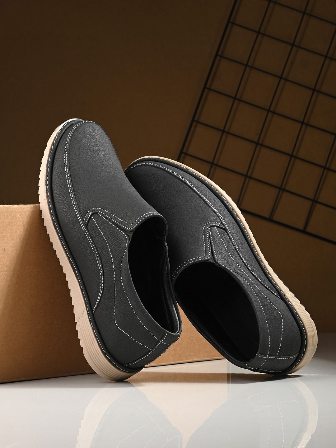 The Roadster Lifestyle Co. Men Black Round Toe Comfort Insole Lightweight Slip On Sneakers