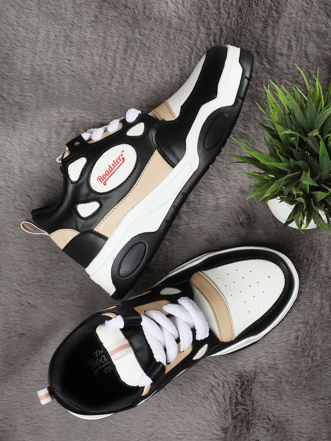 The Roadster Lifestyle Co. Women Black Colourblocked Lightweight Sneakers