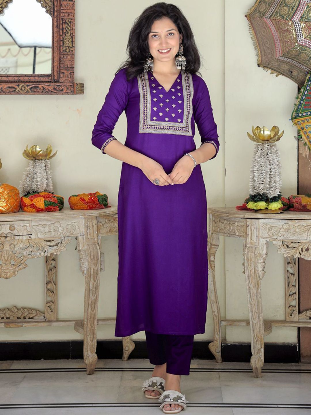 ELVISH JAIPUR Floral Embroidered V-Neck Straight Kurta with Trousers
