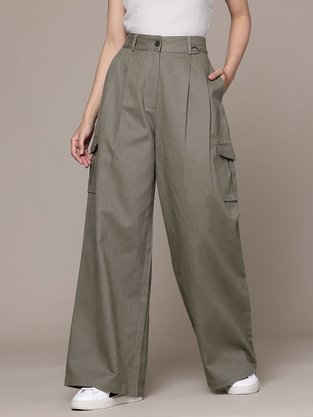 The Roadster Lifestyle Co. Women Pure Cotton Pleated Regular Fit Cargos