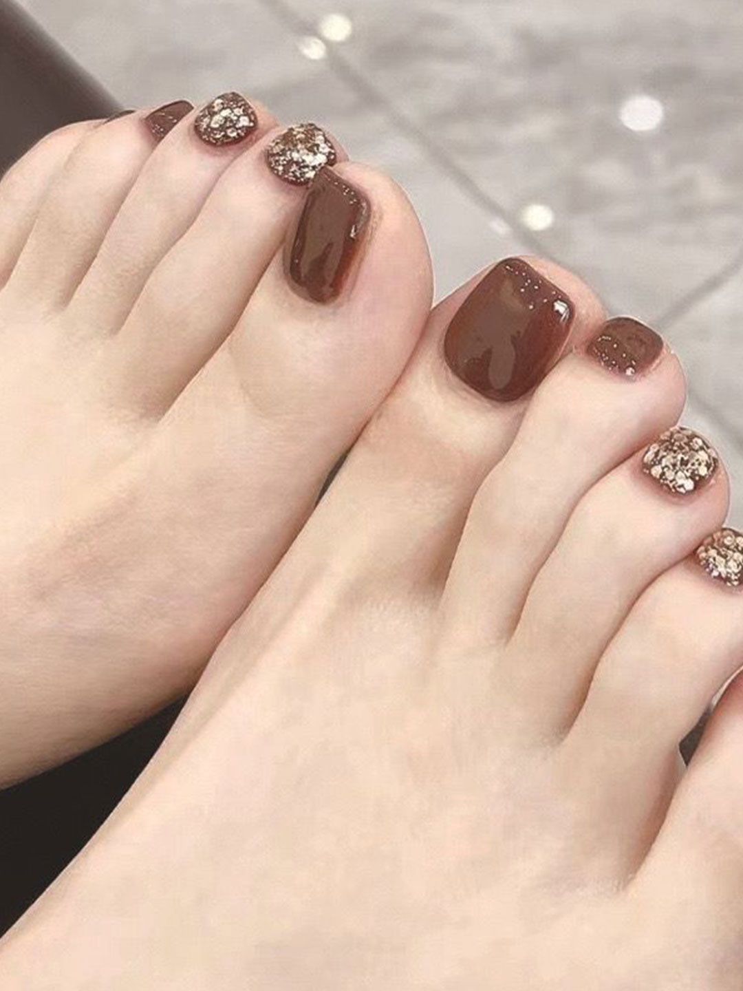 The Pink Truck Set of 24 Brown Reusable Artificial Toe Nails With Glue- Brown Golden