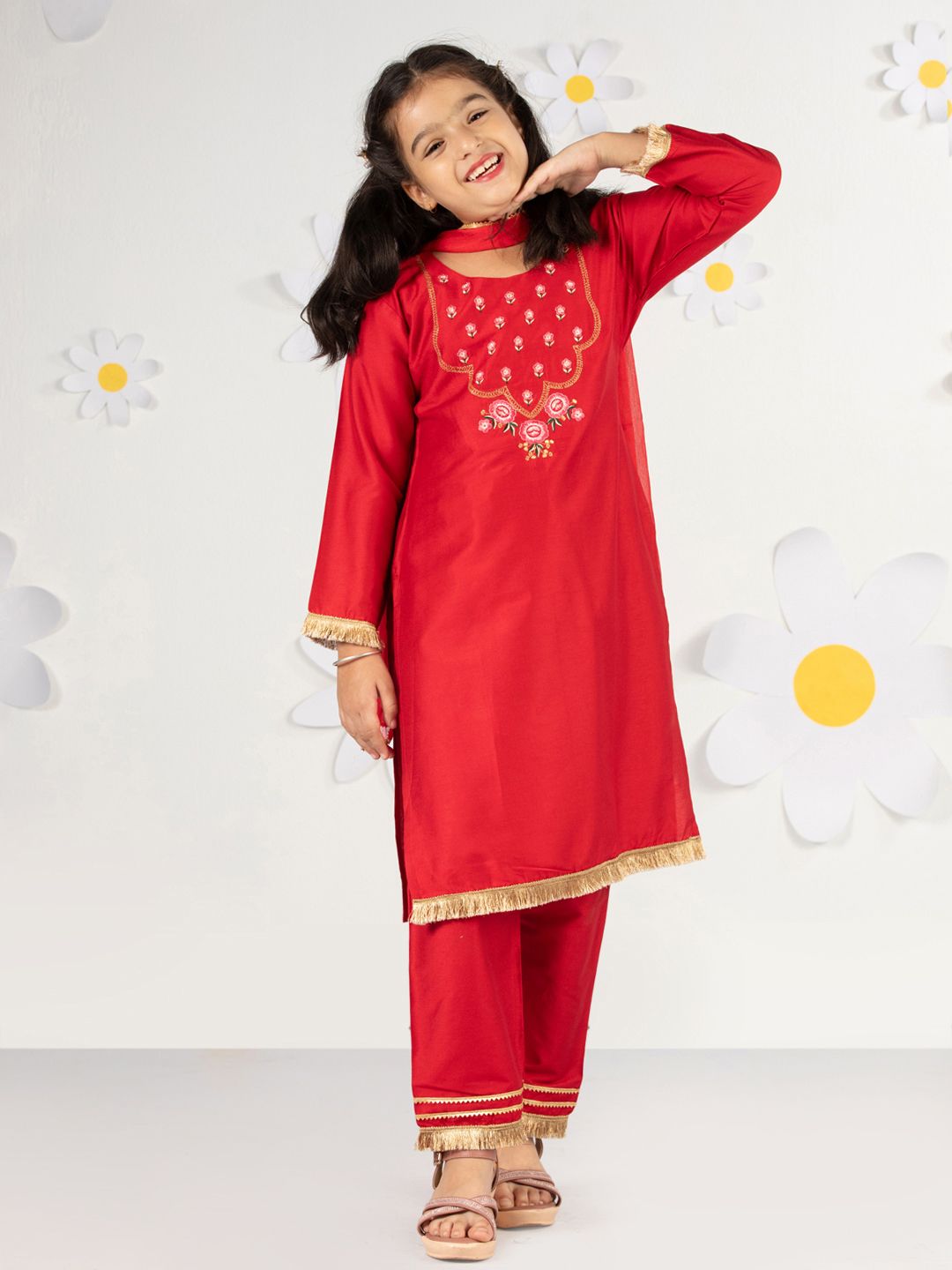 VASTRAMAY Girls Floral Embroidered Thread Work Kurta With Trousers & Dupatta