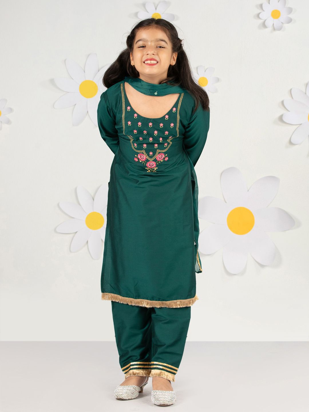 VASTRAMAY Girls Floral Embroidered Thread Work Kurta With Trousers & Dupatta
