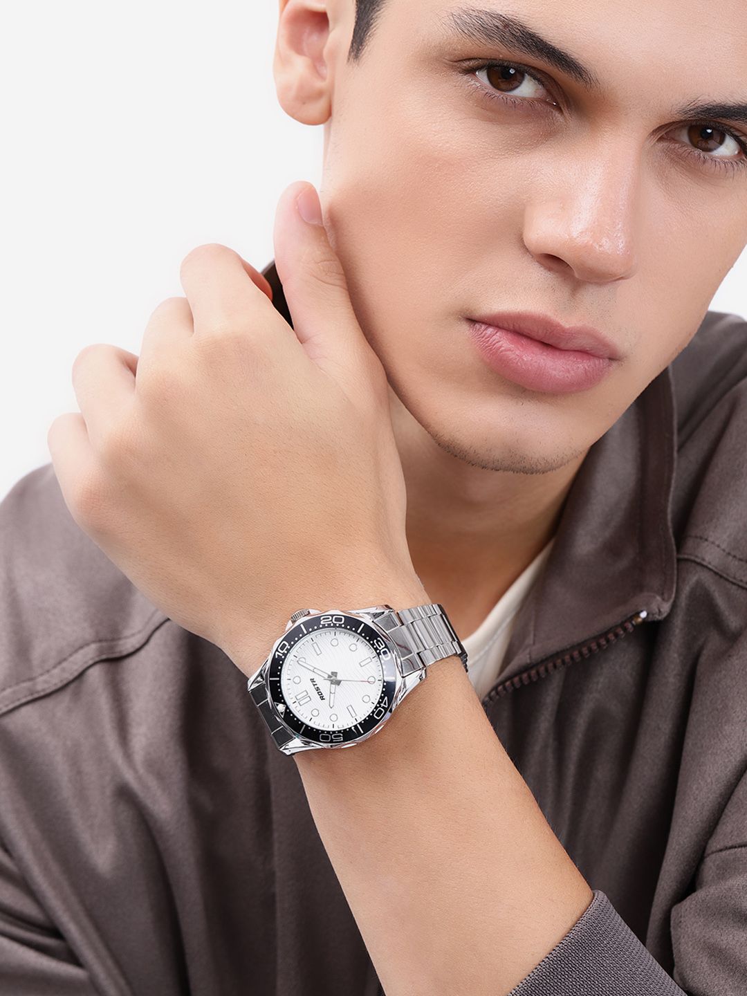 Buy Roadster Men Bracelet Style Straps Analogue Watch UT-A8673W