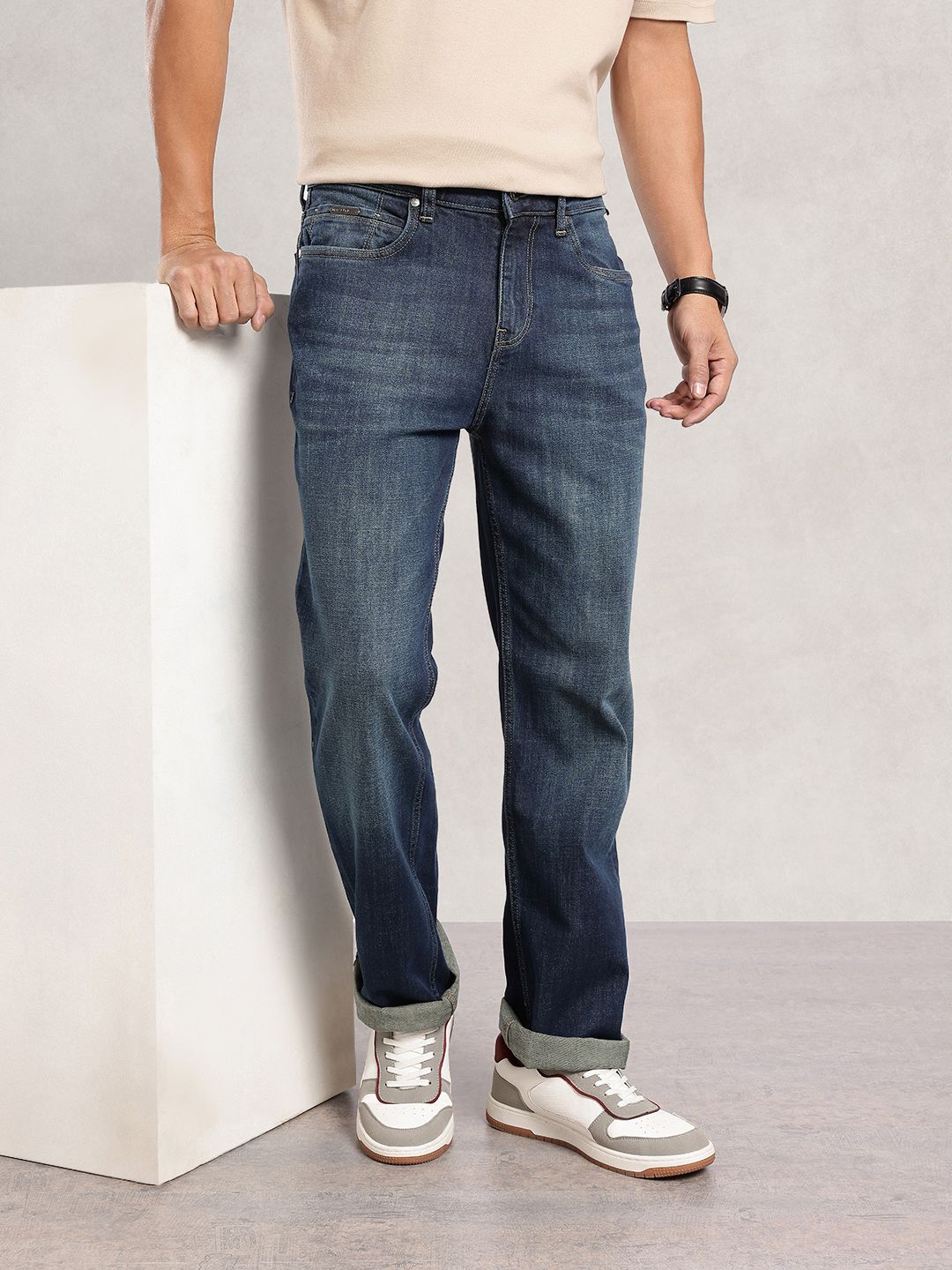 Nautica Men Relaxed Fit Mid-Rise Light Fade Stretchable Jeans