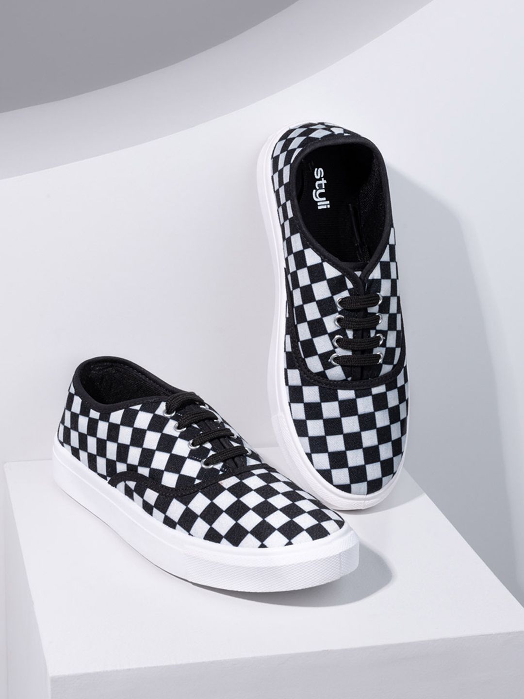 Styli Men White Checkerboard Round Toe Comfort Insole Canvas Sneakers