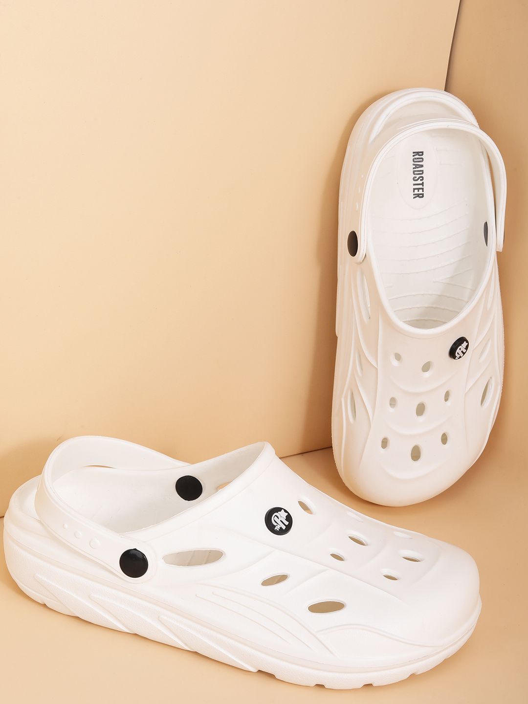 The Roadster Lifestyle Co  Men  Comfy Crest Clogs Flip Flops