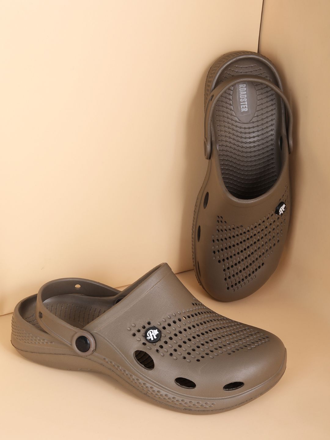 The Roadster Lifestyle Co  Men Lightweight Clogs