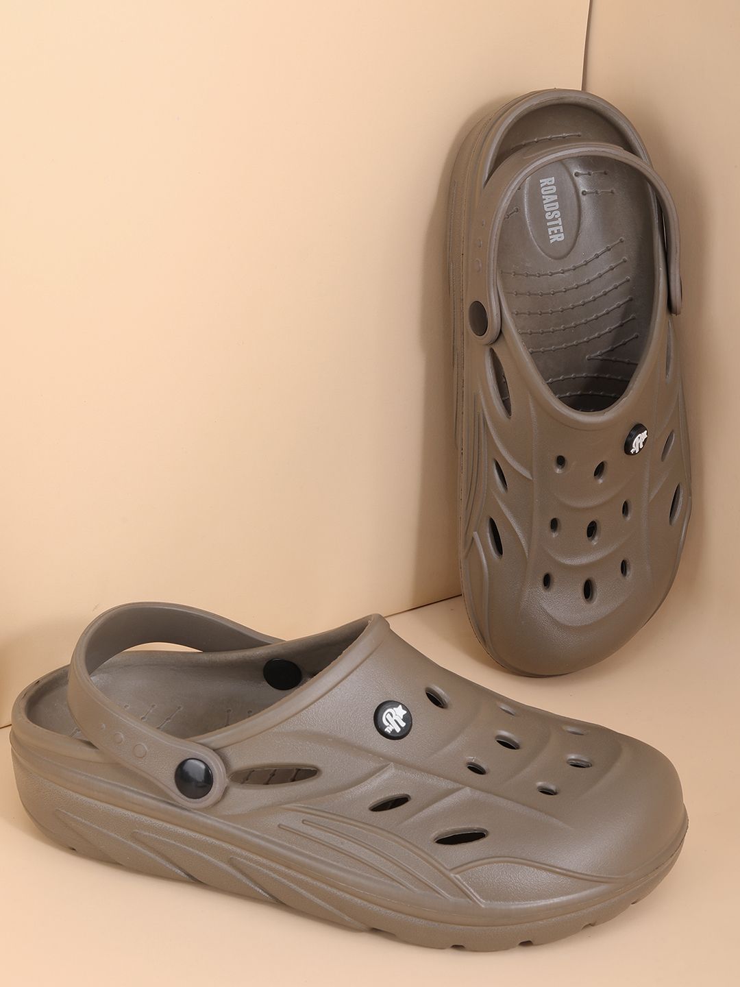 The Roadster Lifestyle Co Men ComfyCrest Clogs