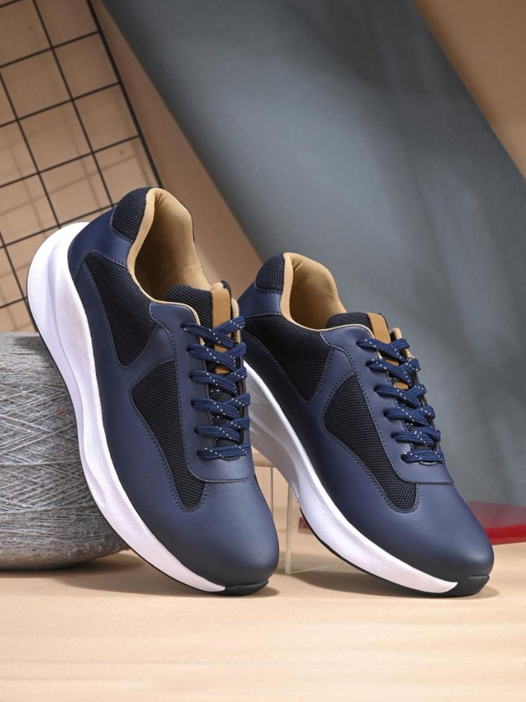 Roadster The Roadster Lifestyle Co Men Colorblocked Breathable Sports Shoes