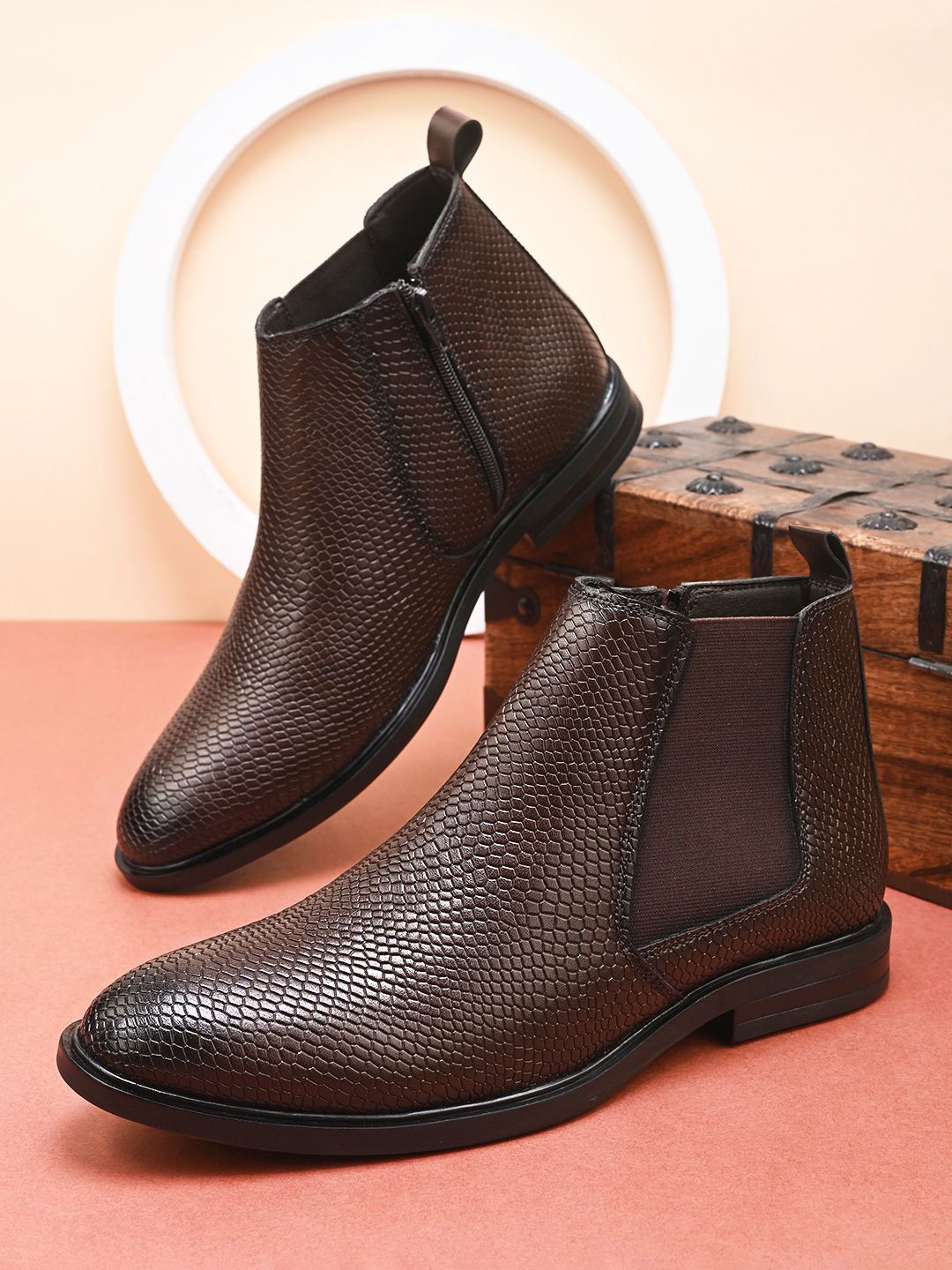 Roadster The Roadster Lifestyle Co Men Textured Chelsea Boots