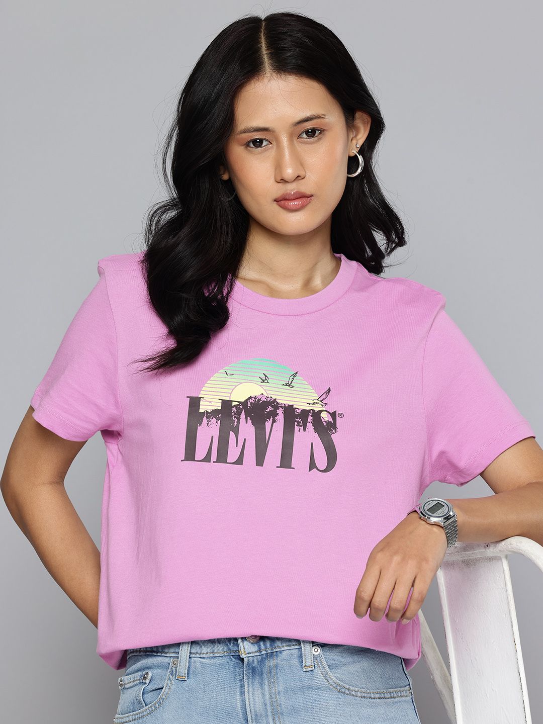 Levis Women's Graphic Print Relaxed Fit T-shirt