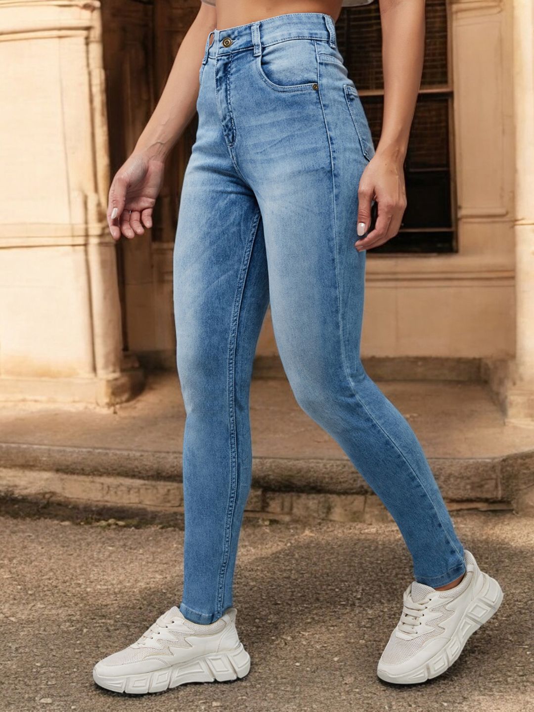 DOLCE CRUDO Women Slim Fit High-Rise Light Fade Stretchable Jeans