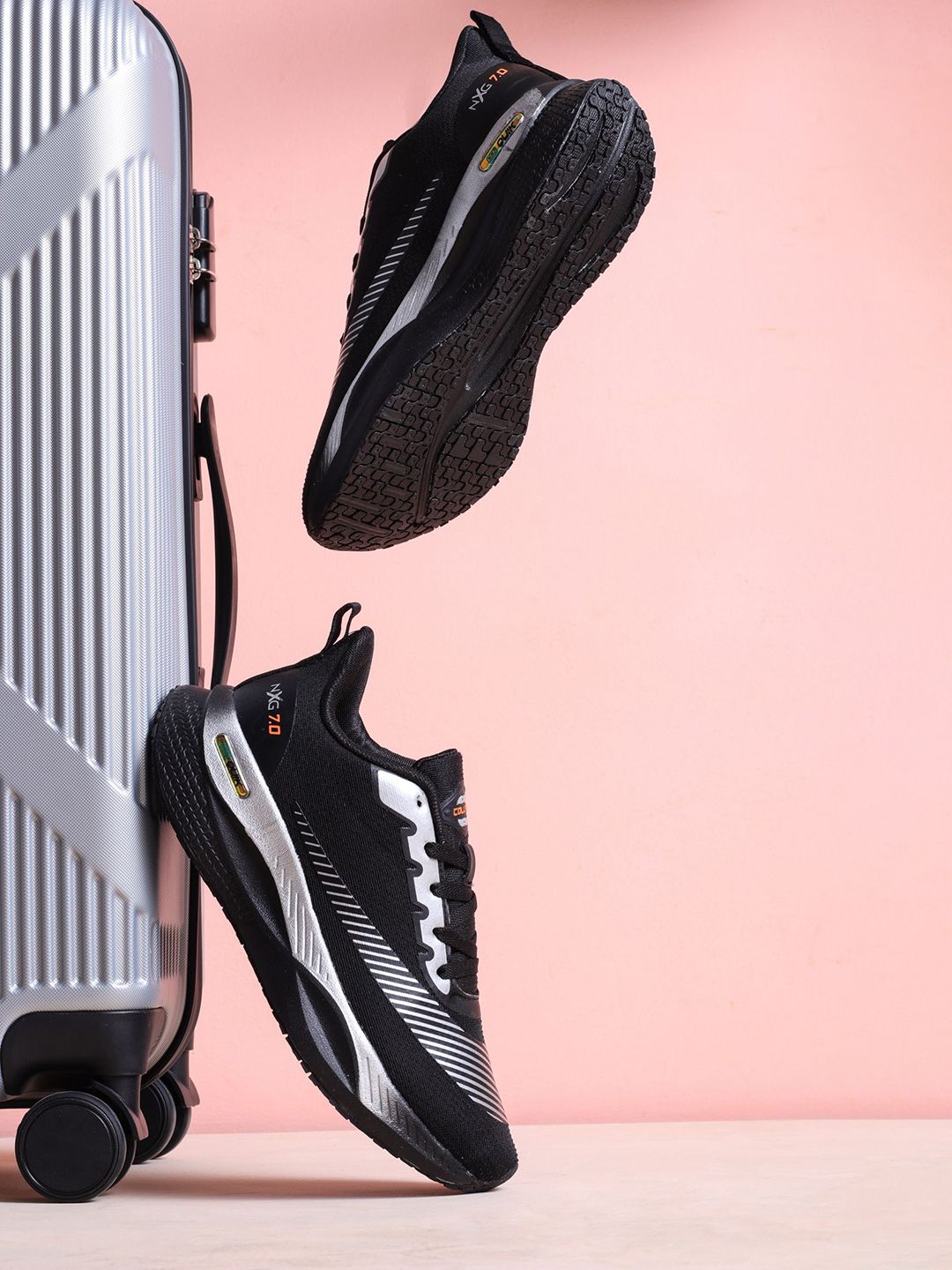 Columbus Men Round Toe Sneakers