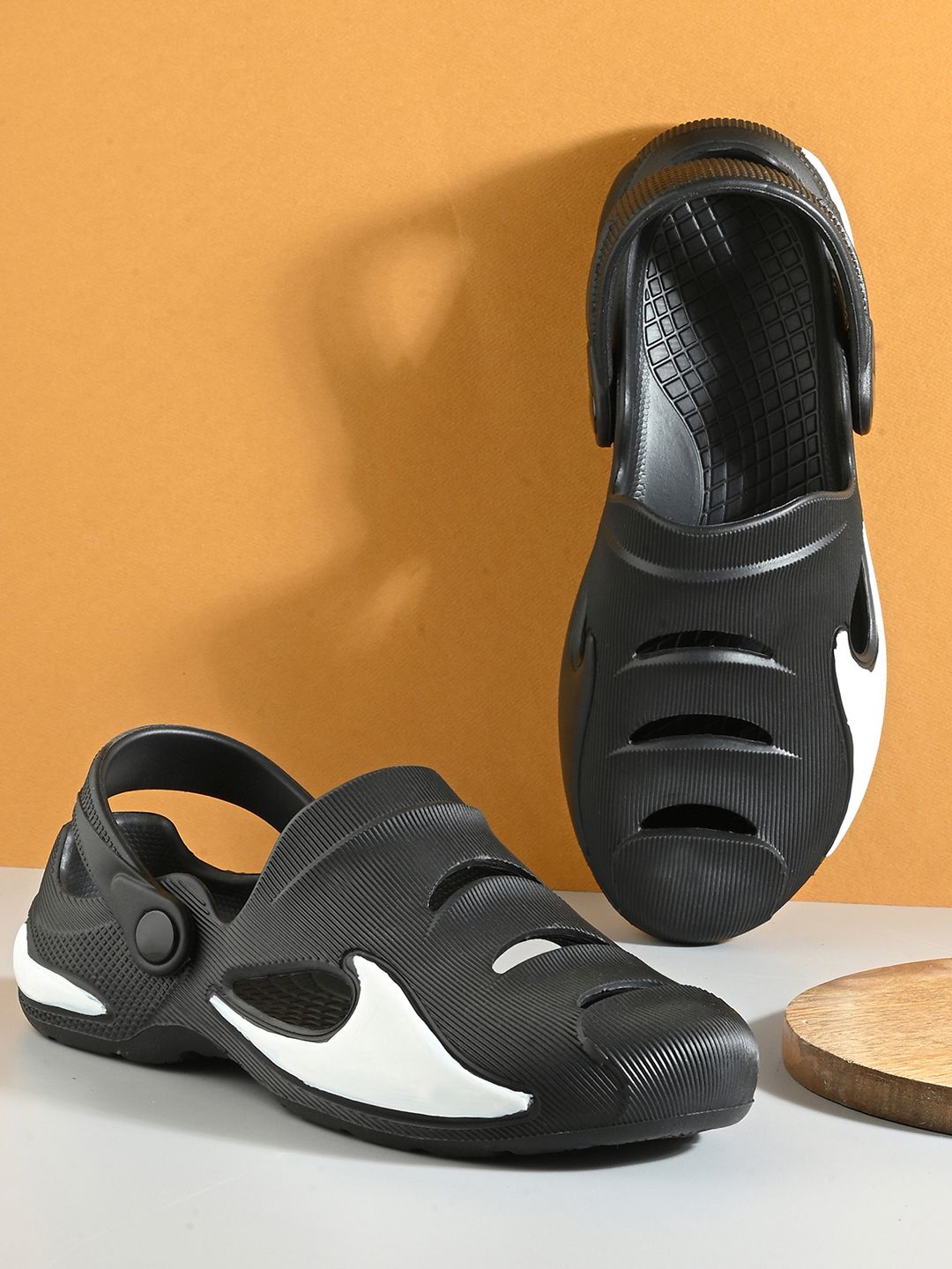 BIRDE Men Colourblocked Clogs