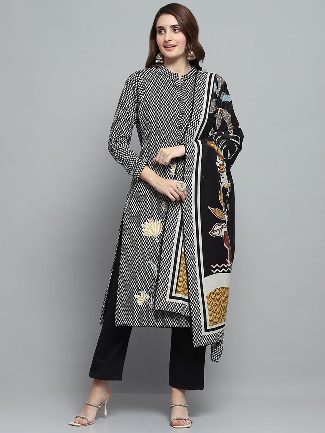 Monte Carlo Geometric Printed Mandarin Collar Straight Kurta With Trousers And Dupatta
