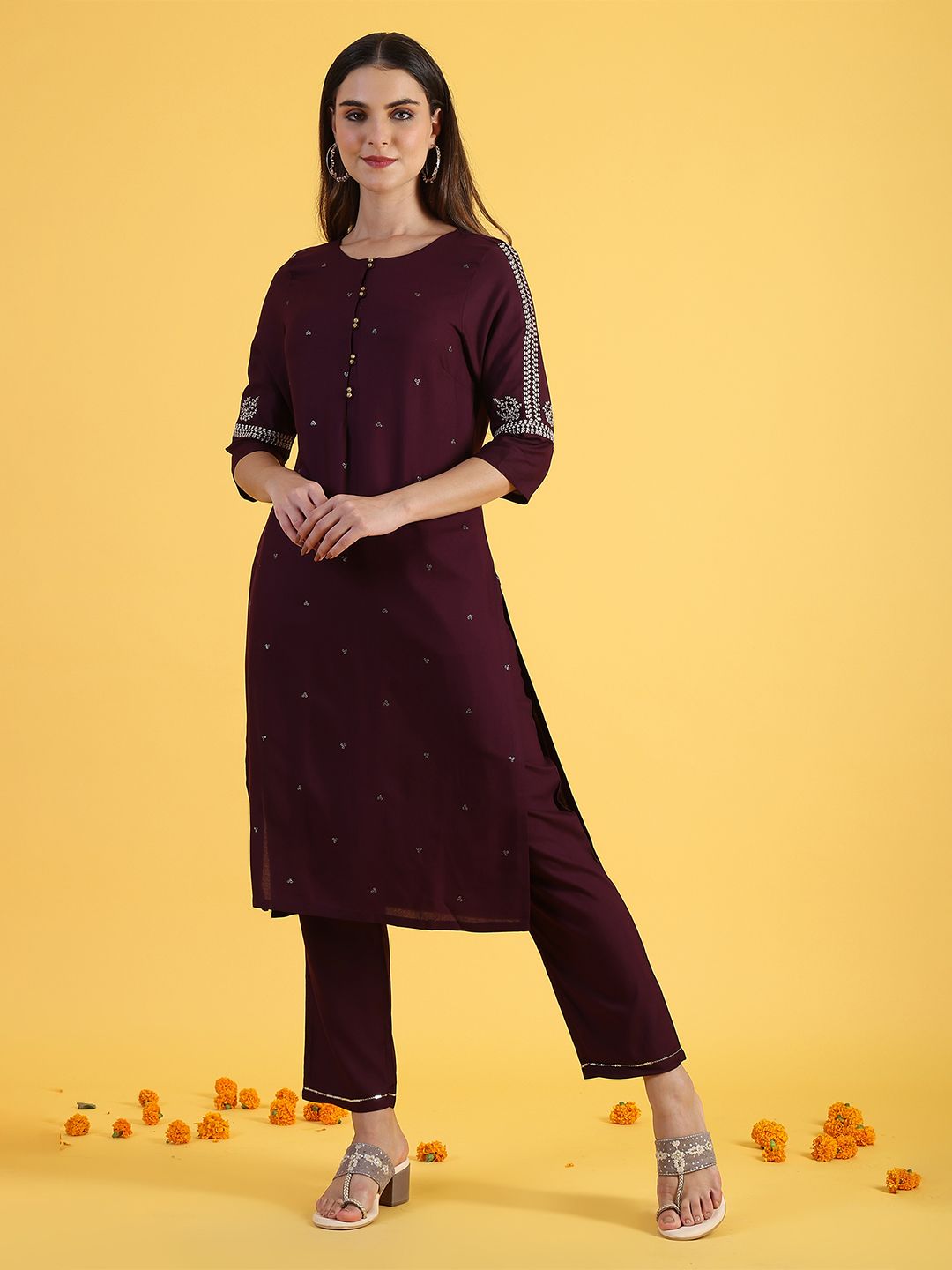 Embroidered  Straight Kurta W Floral Embroidered Round Neck Straight Kurta