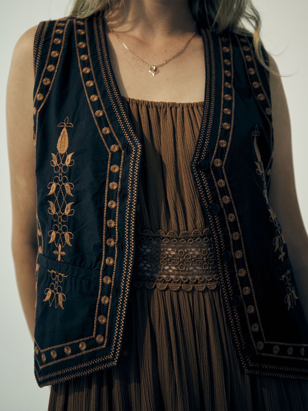 トップス EMBROIDERY CORD VEST Mame Kurogouchi】Cord Embroidery Vest - navy - | loop