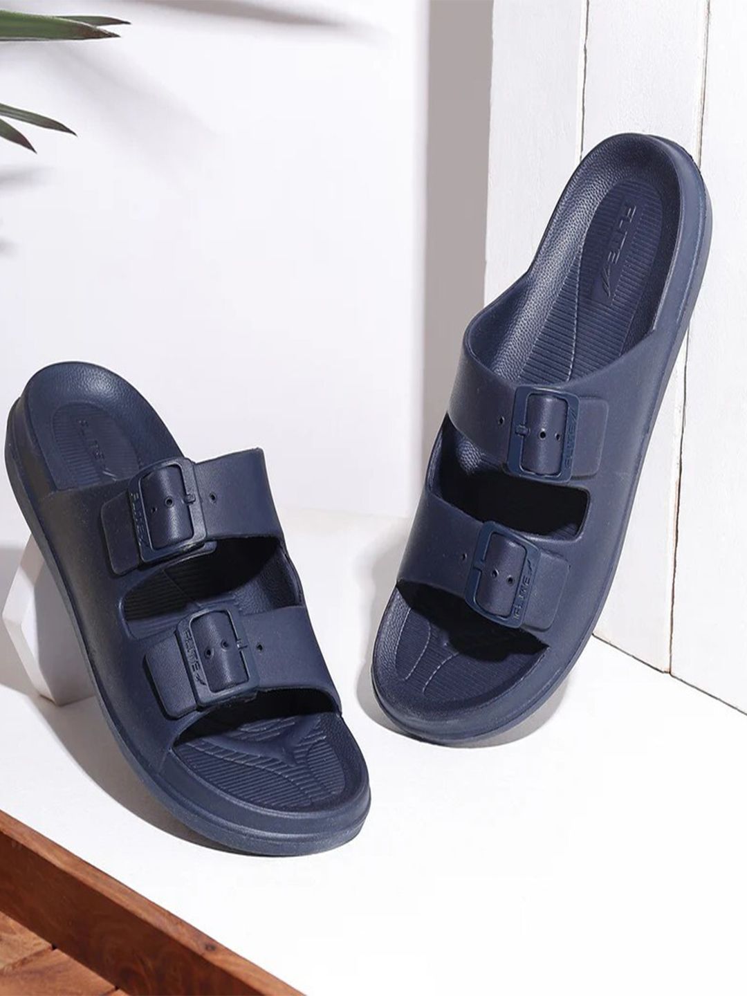 FLITE Men Textured Fashion with Buckle Flip Flops