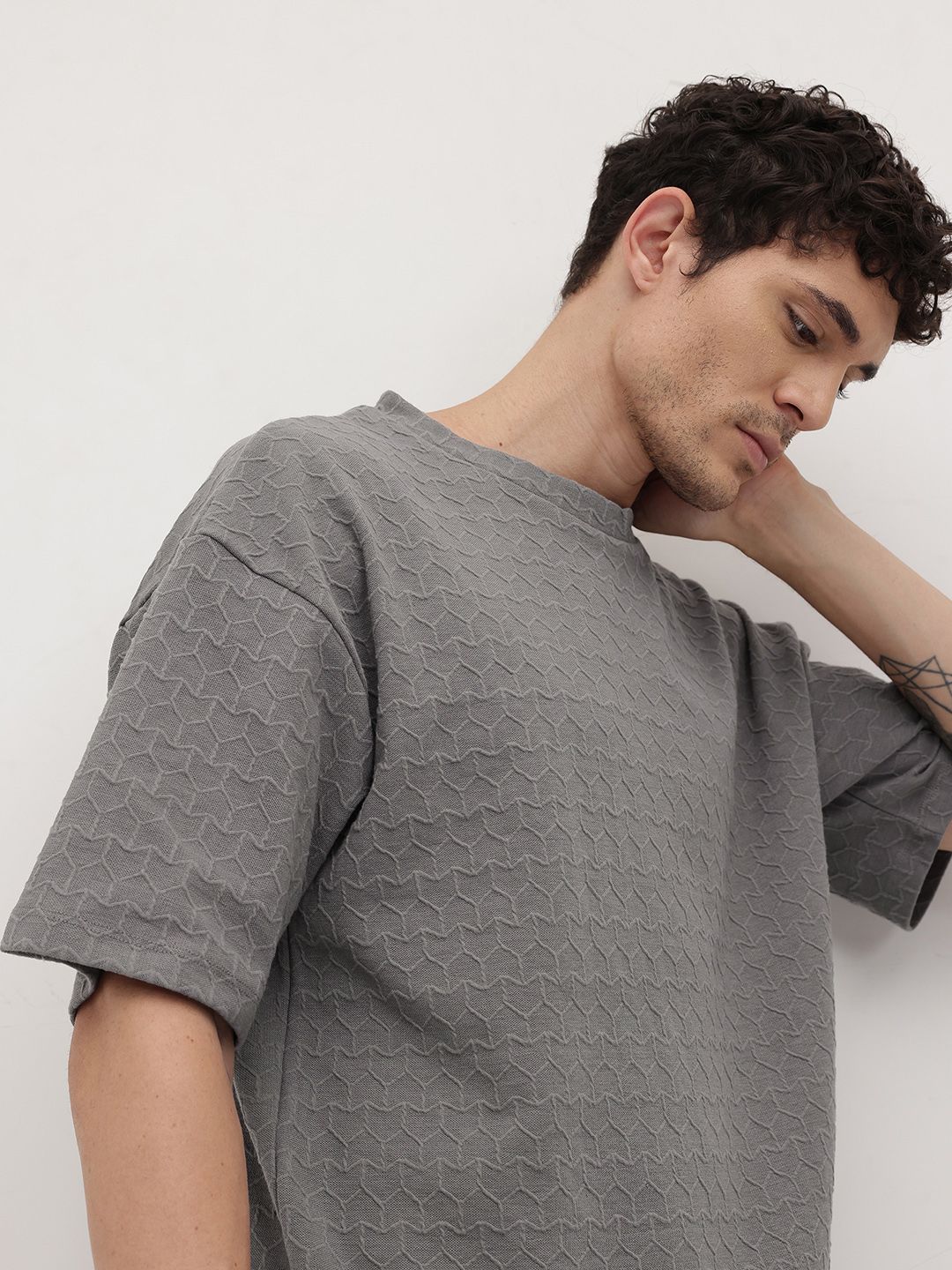 The Roadster Lifestyle Co. Men Self Design Drop-Shoulder Sleeves T-shirt