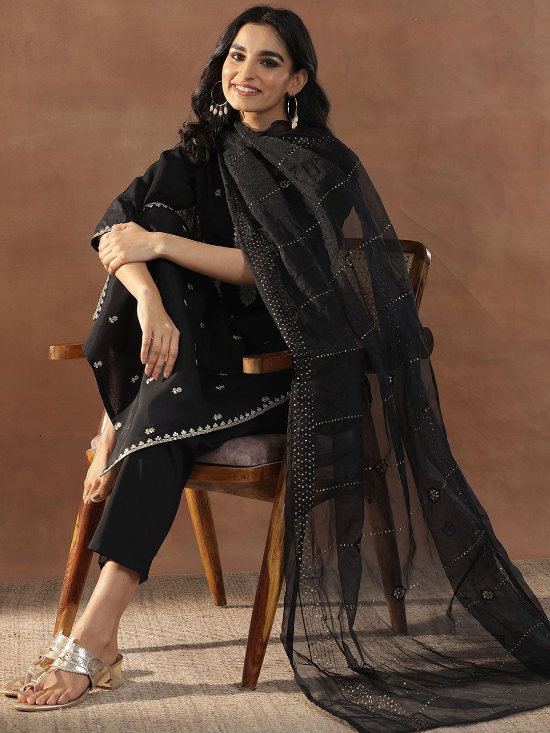 Gerua By Libas Gerua By Libas Women Floral Embroidered Regular Kurta with Trousers & With Dupatta