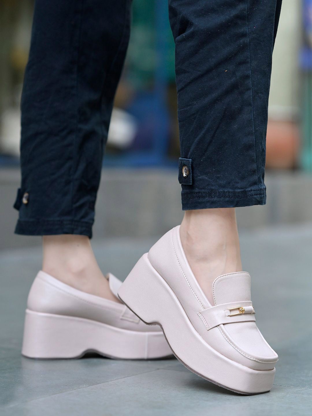 Stylestry Women Solid Square Toe Loafers