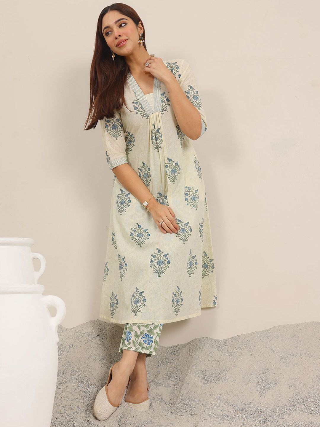 Women Printed Kurta Sets Libas Women Floral Printed Pleated Kurta with Trousers Kurta Sets