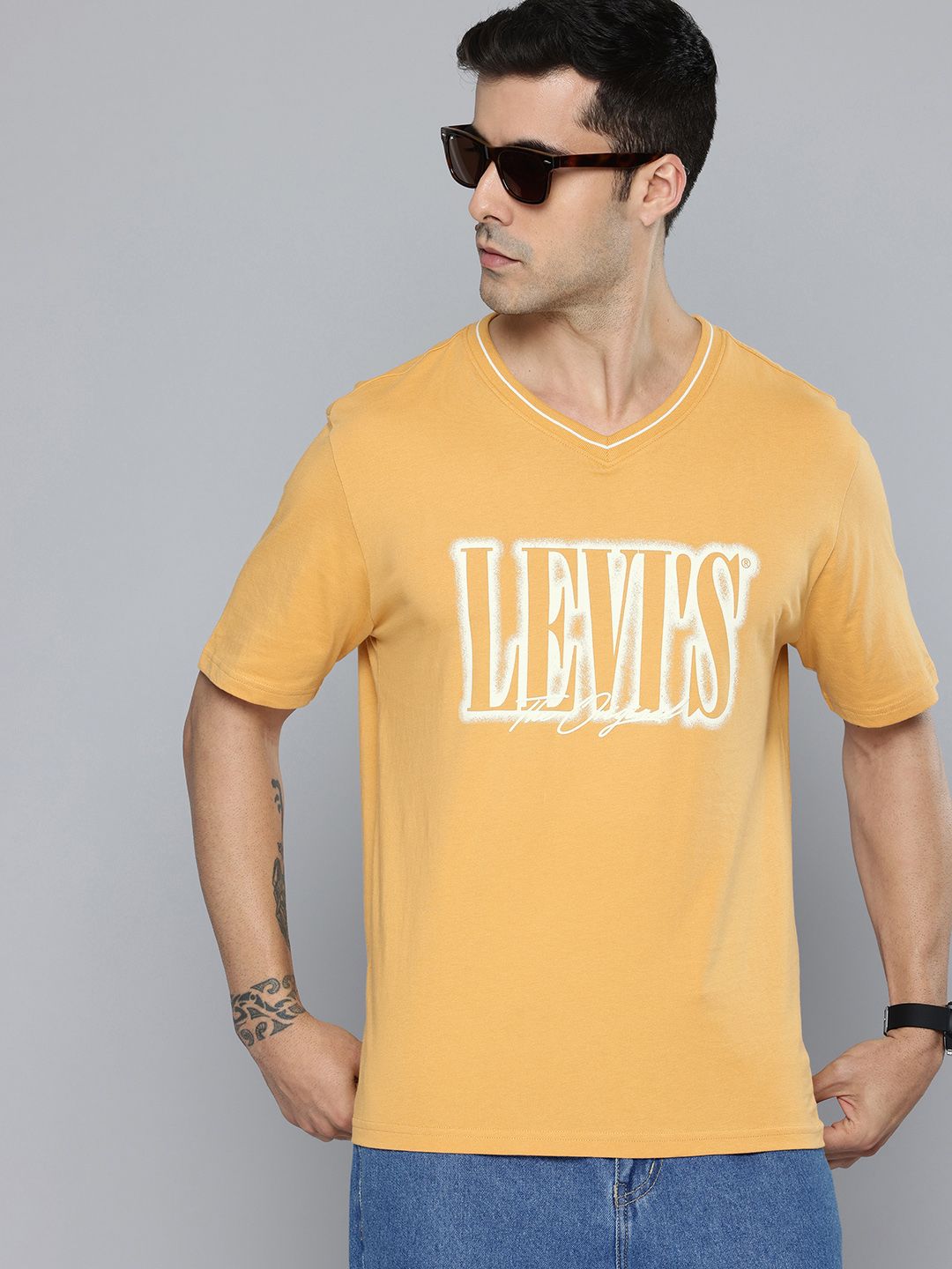 Levis Men Brand Logo Printed V-Neck Drop-Shoulder Sleeves Pure Cotton T-shirt