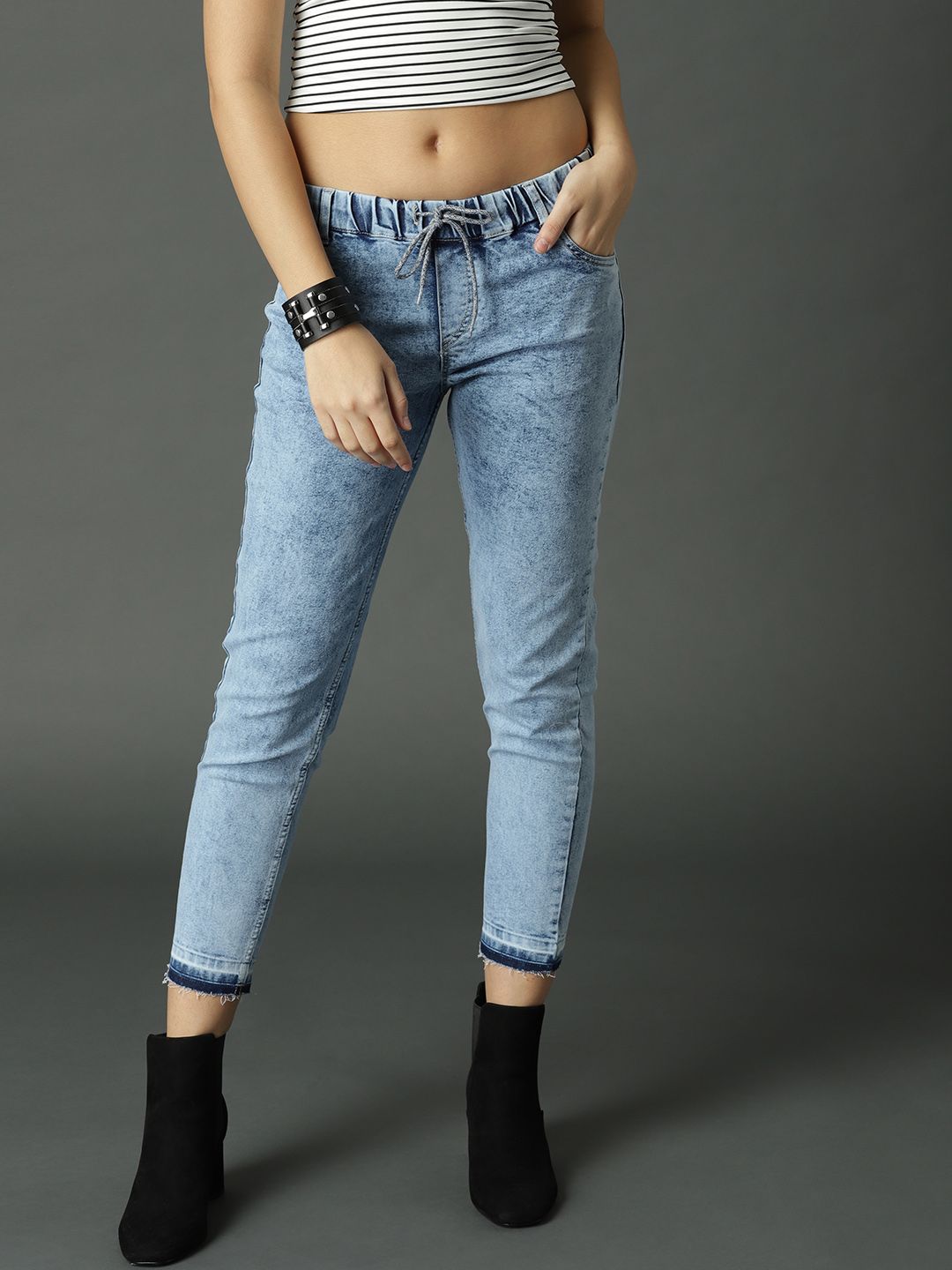 Roadster Women Blue Slim Jogger Fit Mid-Rise Clean Look Acid Wash Cropped Jeans Price in India