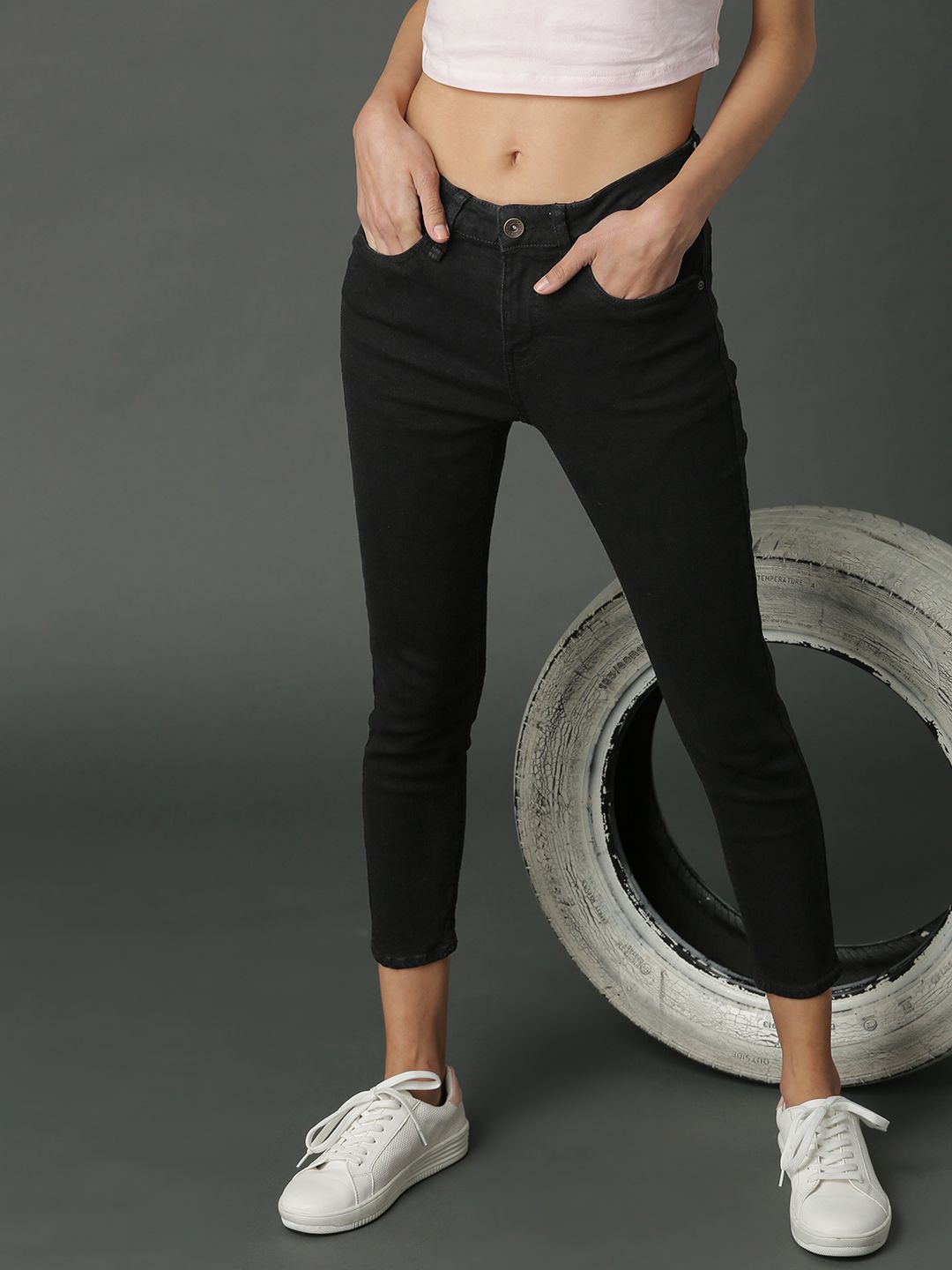 Roadster Women Black Skinny Fit Mid-Rise Clean Look Stretchable Cropped Jeans Price in India