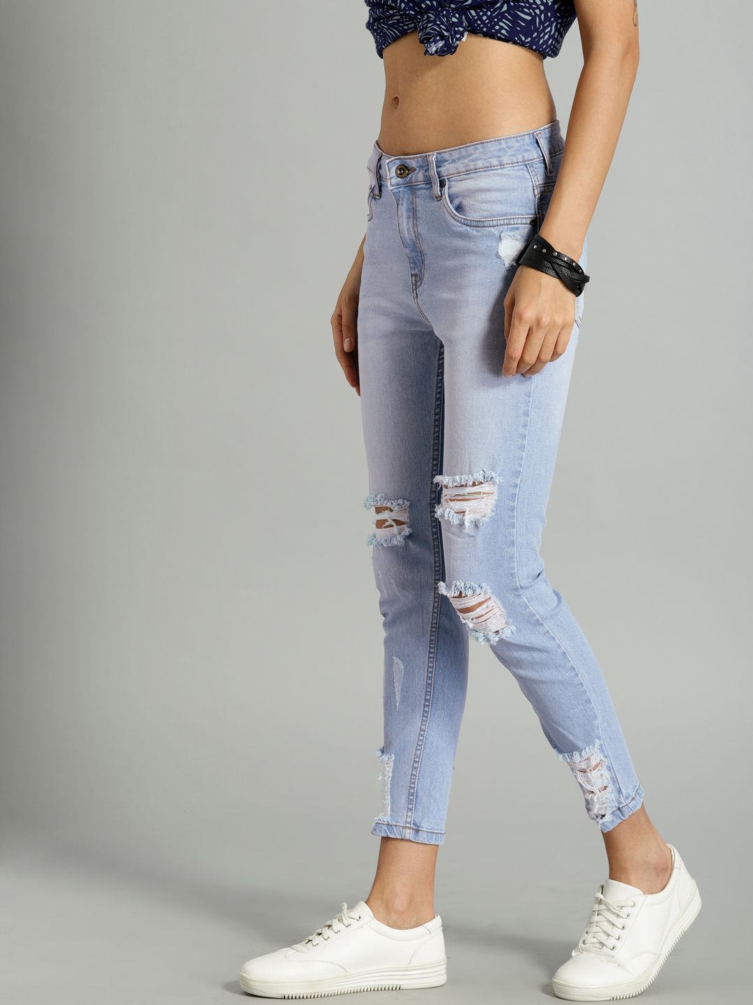 The Roadster Lifestyle Co Women Blue Skinny Fit Mid-Rise Mildly Distressed Stretchable Cropped Jeans Price in India