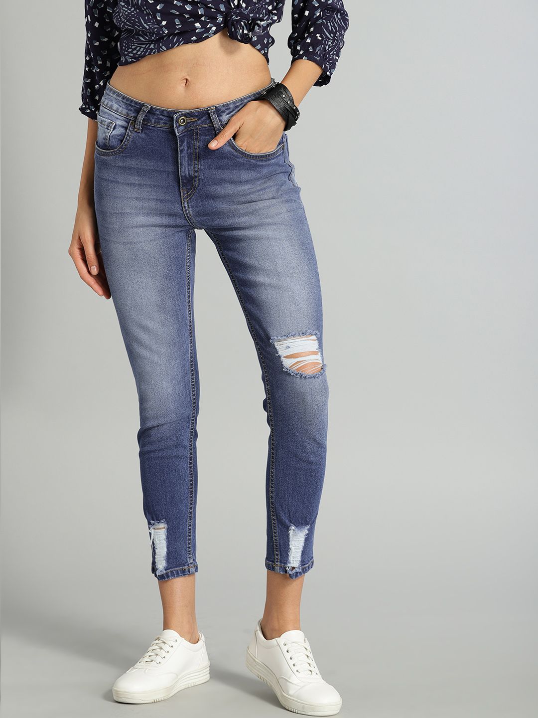 The Roadster Lifestyle Co Women Blue Skinny Fit Mid-Rise Mildly Distressed Stretchable Cropped Jeans Price in India
