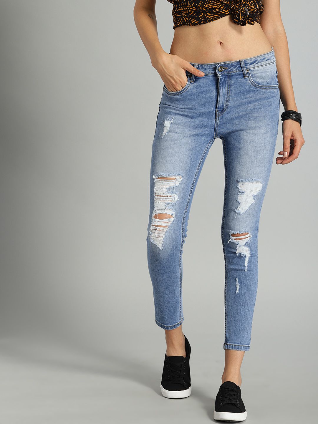 The Roadster Lifestyle Co Women Blue Skinny Fit Mid-Rise Mildly Distressed Stretchable Cropped Jeans Price in India