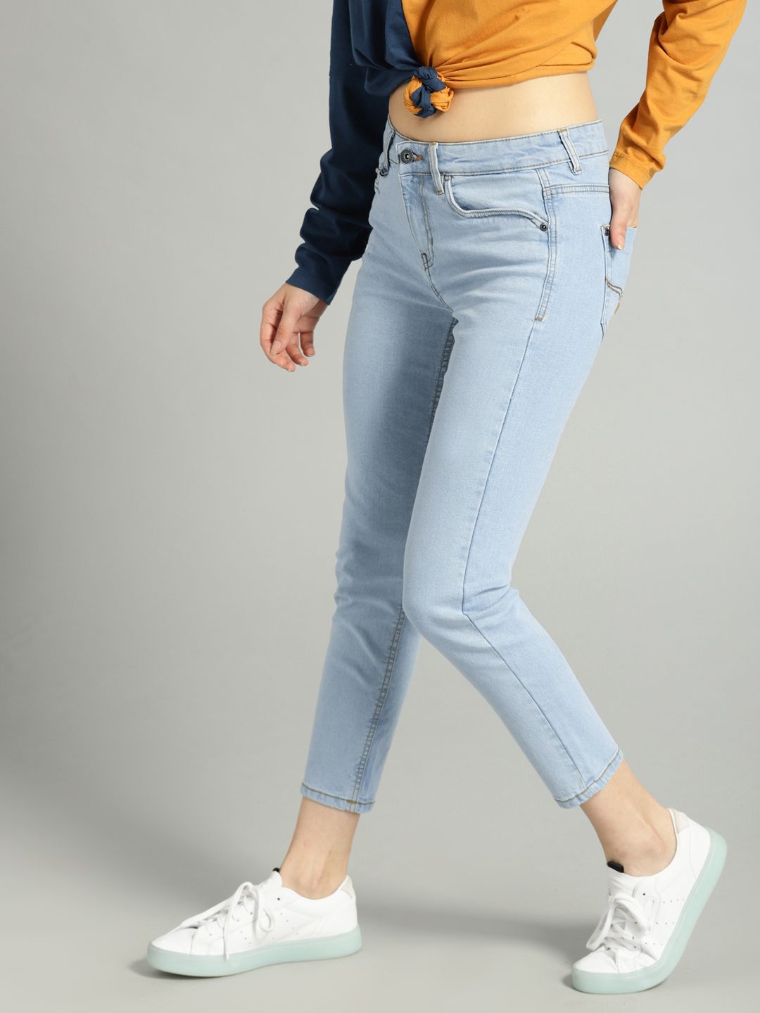 The Roadster Lifestyle Co Women Blue Skinny Fit Mid-Rise Clean Look Stretchable Cropped Jeans Price in India