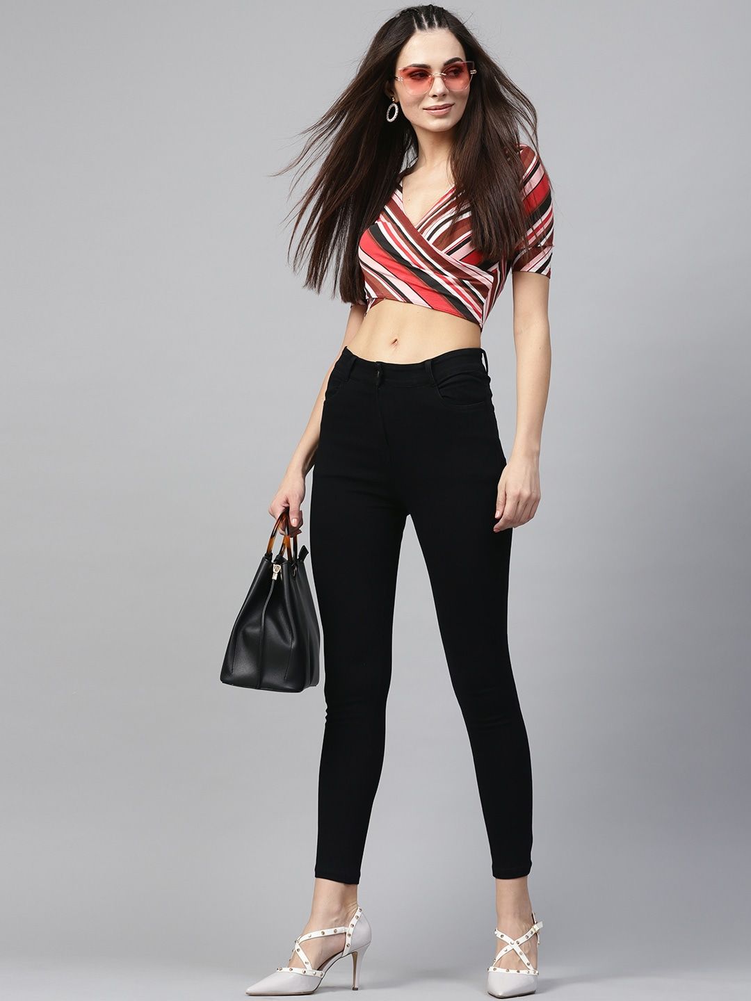 SASSAFRAS Women Black Slim Fit Mid-Rise Clean Look Stretchable Cropped Jeans Price in India