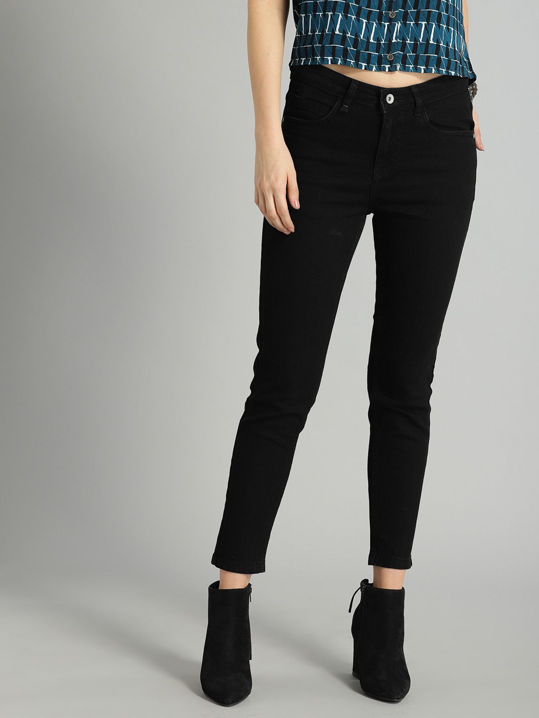 The Roadster Lifestyle Co Women Black Skinny Fit Mid-Rise Clean Look Stretchable Jeans Price in India