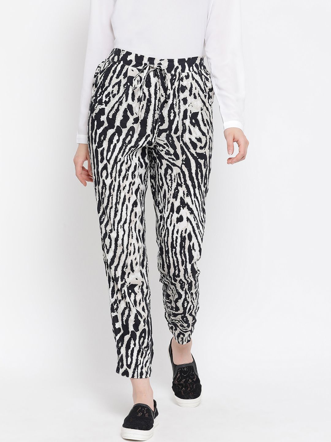 Oxolloxo Women White & Black Regular Fit Printed Regular Trousers Price in India