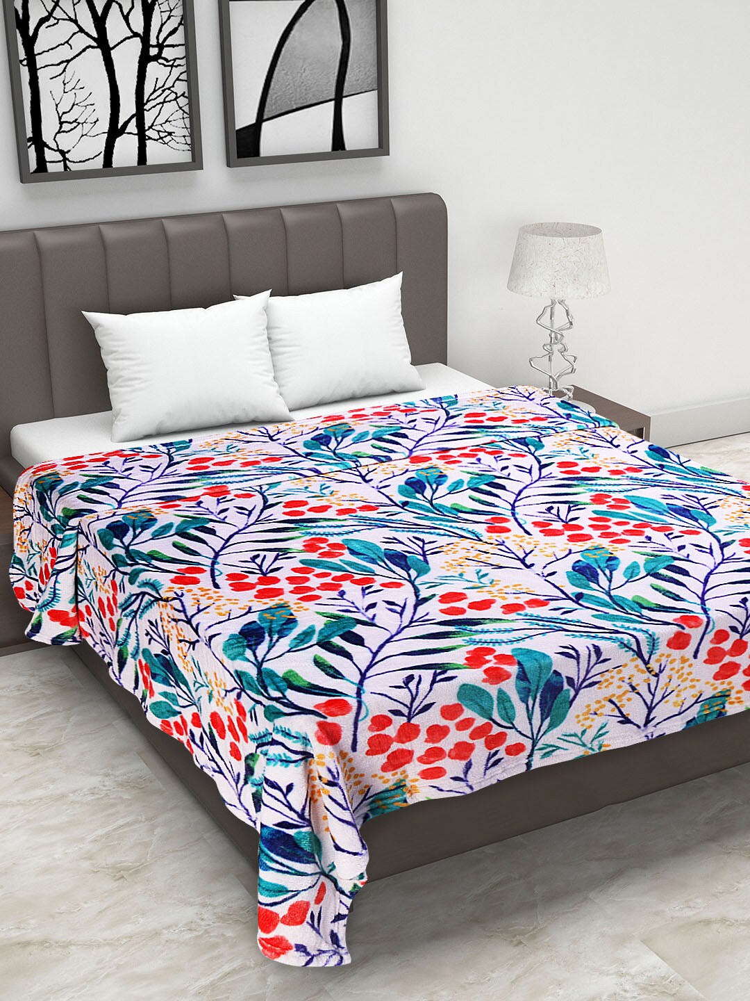 Status White & Blue Digital Printed Mild Winter 150 GSM Double Bed Blanket Price in India