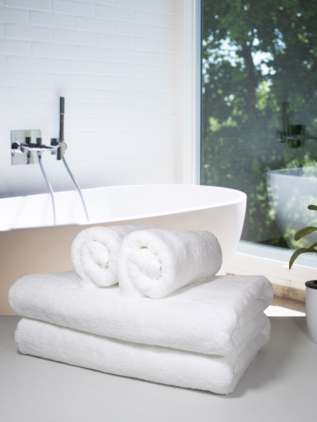 Heelium Set of 4 White Solid 600GSM Quick Absorbent Hand & Bath Towels Price in India