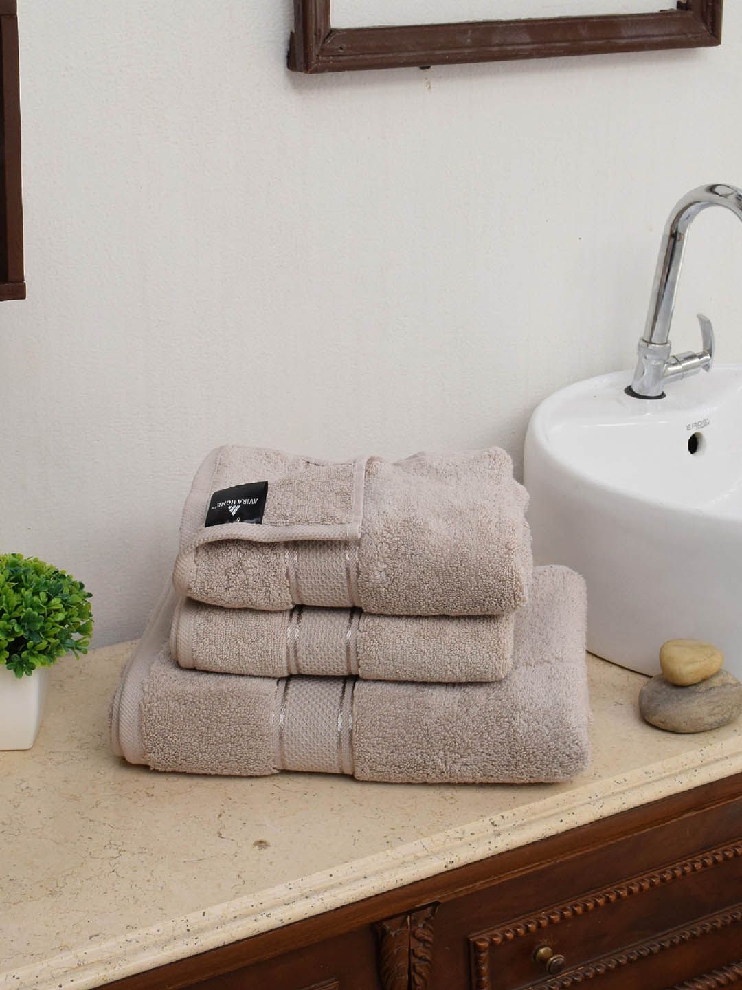 Avira Home Unisex Set of 3 Beige Solid 550 GSM Towels Price in India