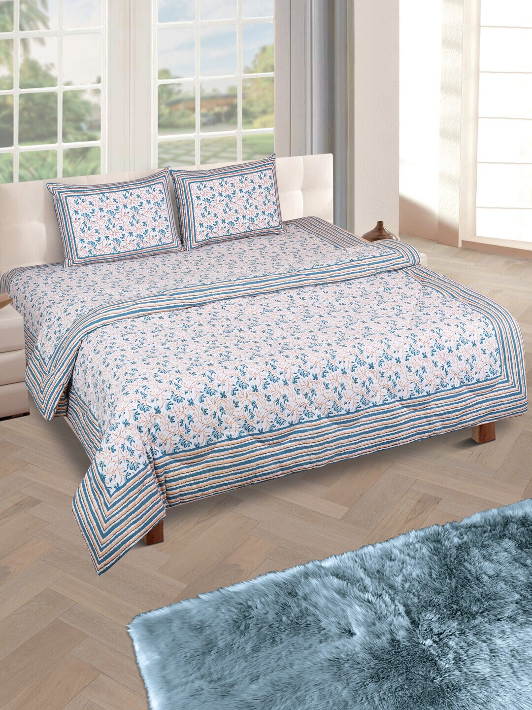 ROMEE White & Blue Printed Reversible Quilt with King Size Bedsheet & 2 Pillow Covers Price in India