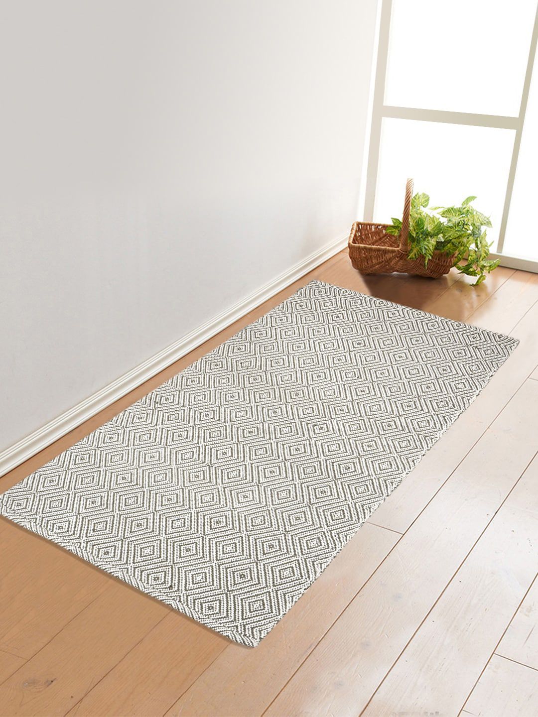 Saral Home Grey & Off-White Geometric Patterned Floor Mat Price in India
