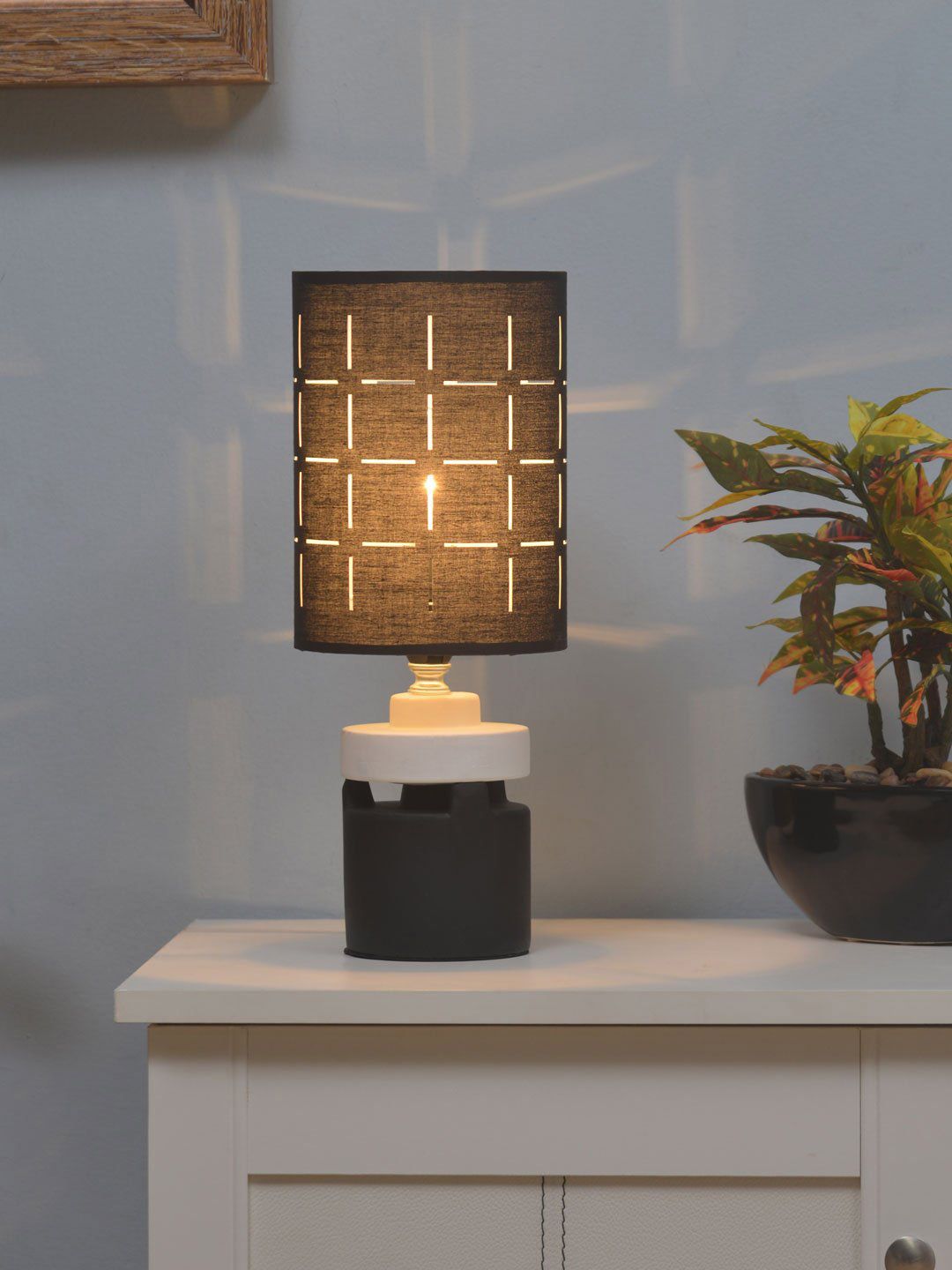 Athome by Nilkamal Black Textured SUNNY BNW Table Top Lamp Price in India