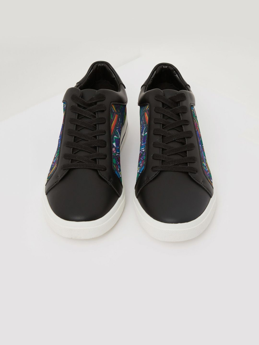 shoexpress Men Black Printed Sneakers