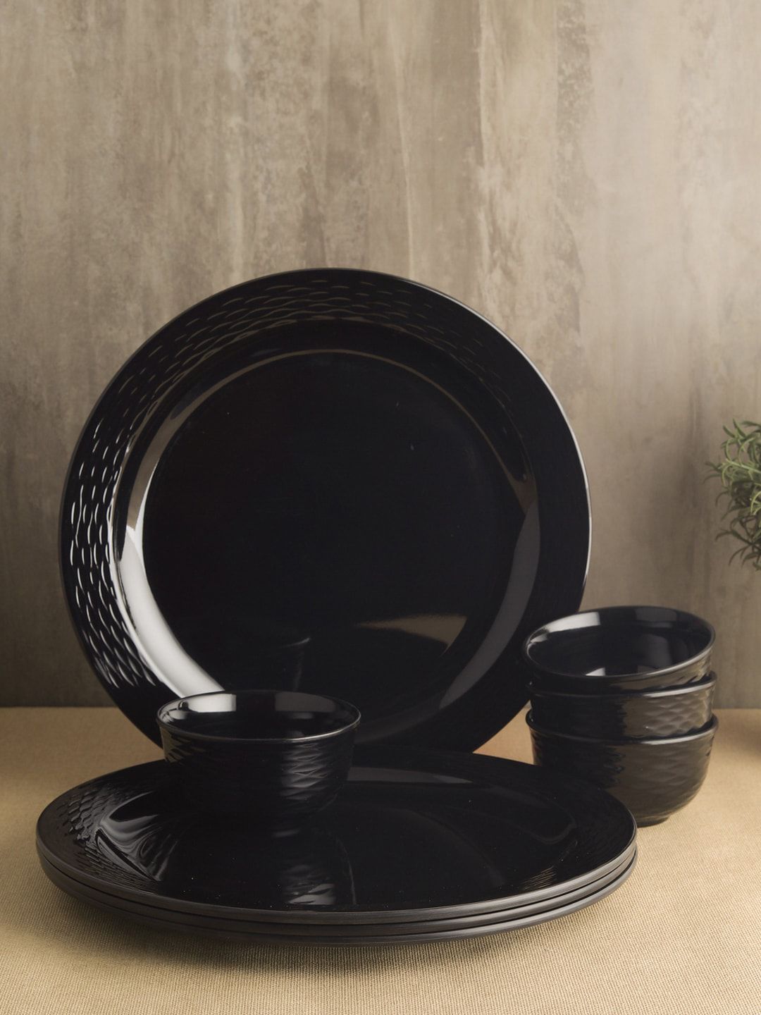 Servewell Black Solid Set of 8 Dinner Set Price in India