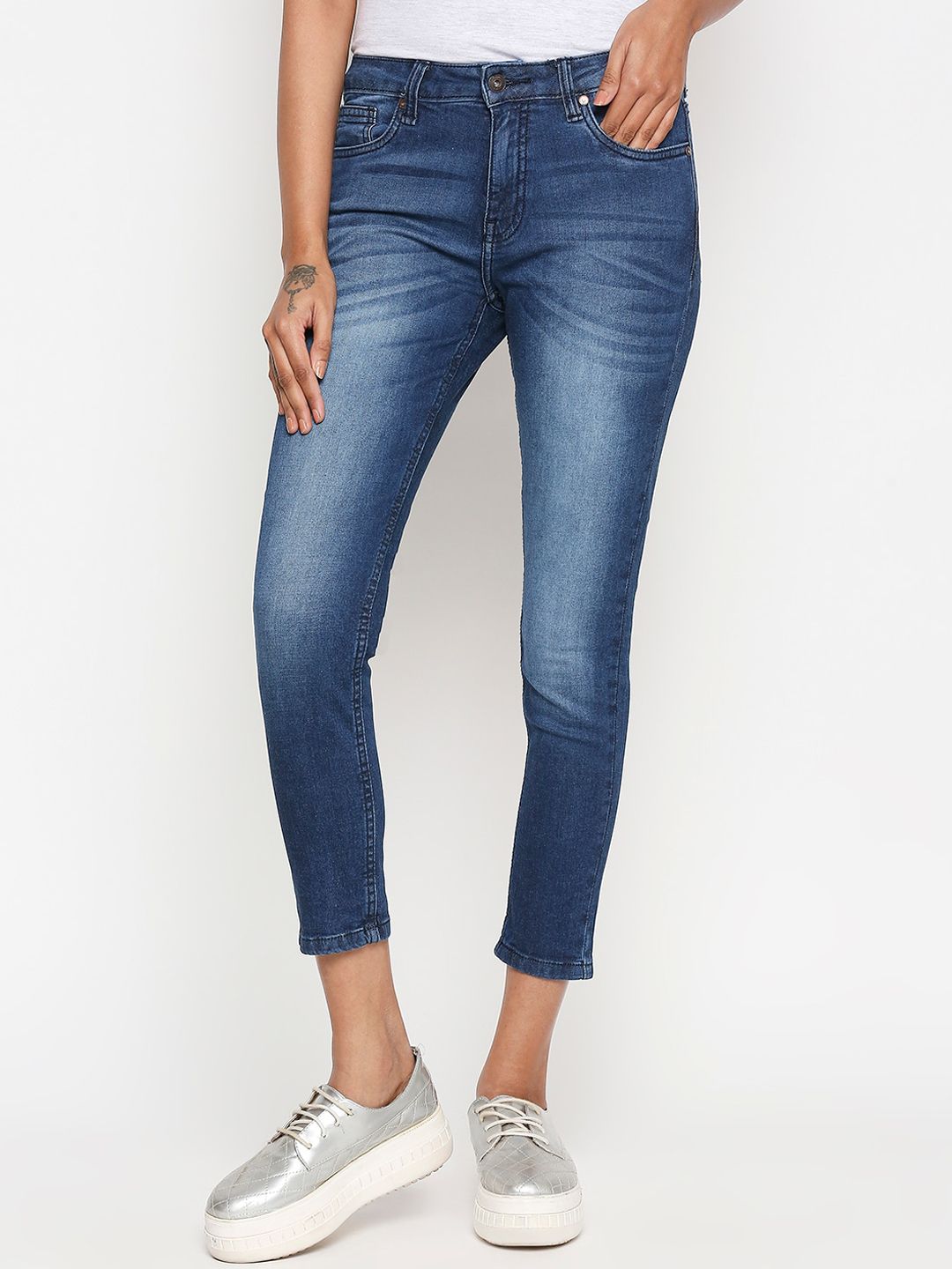 People Women Blue Skinny Fit Mid-Rise Cropped Clean Look Jeans Price in India