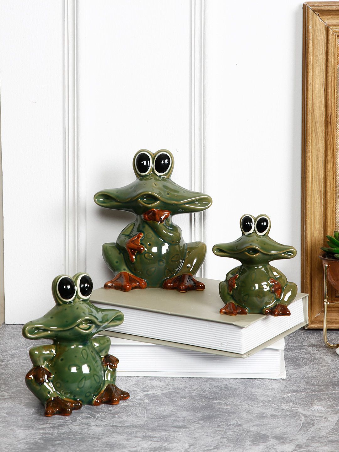 TAYHAA Set Of 3 Green & Black Wide-Eyed Frog Family Showpieces Price in India