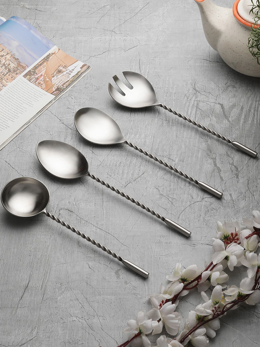 VarEesha Silver-Toned Set Price in India